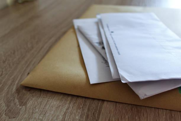 Vantagens dos Envelopes Plásticos com Aba Adesivada para seu Negócio